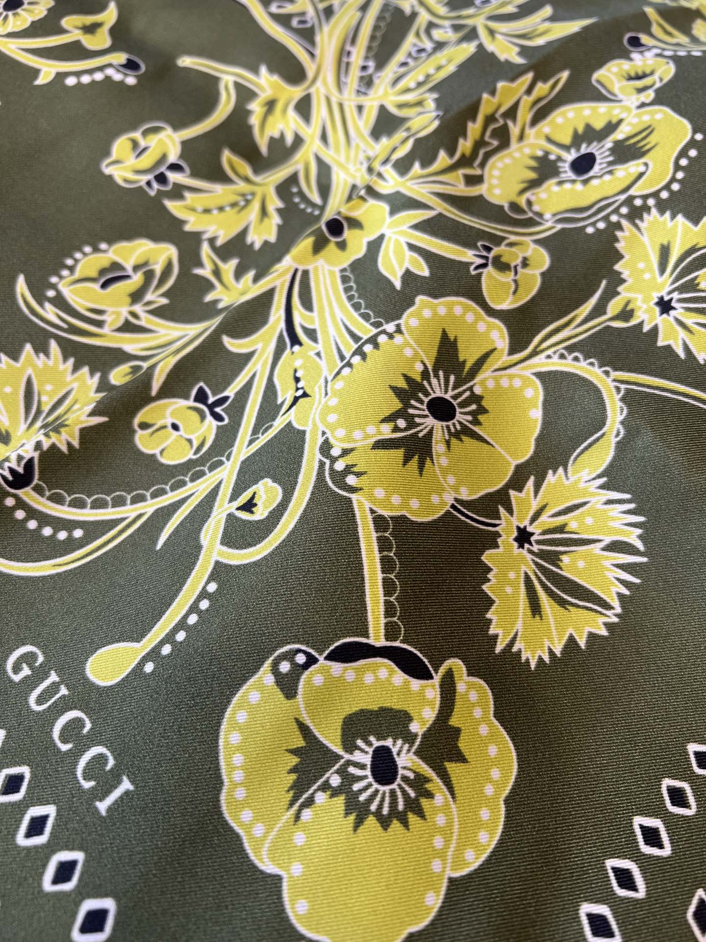 GUCCI 26S SCARF 90 IN SILK 816292