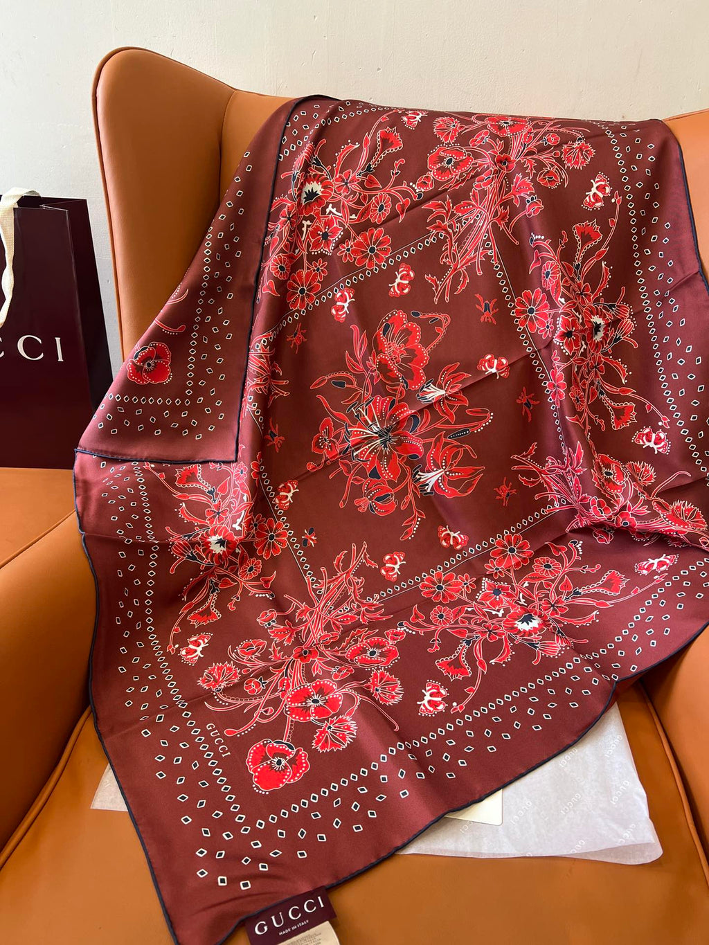 GUCCI 26S SCARF 90 IN SILK 816293