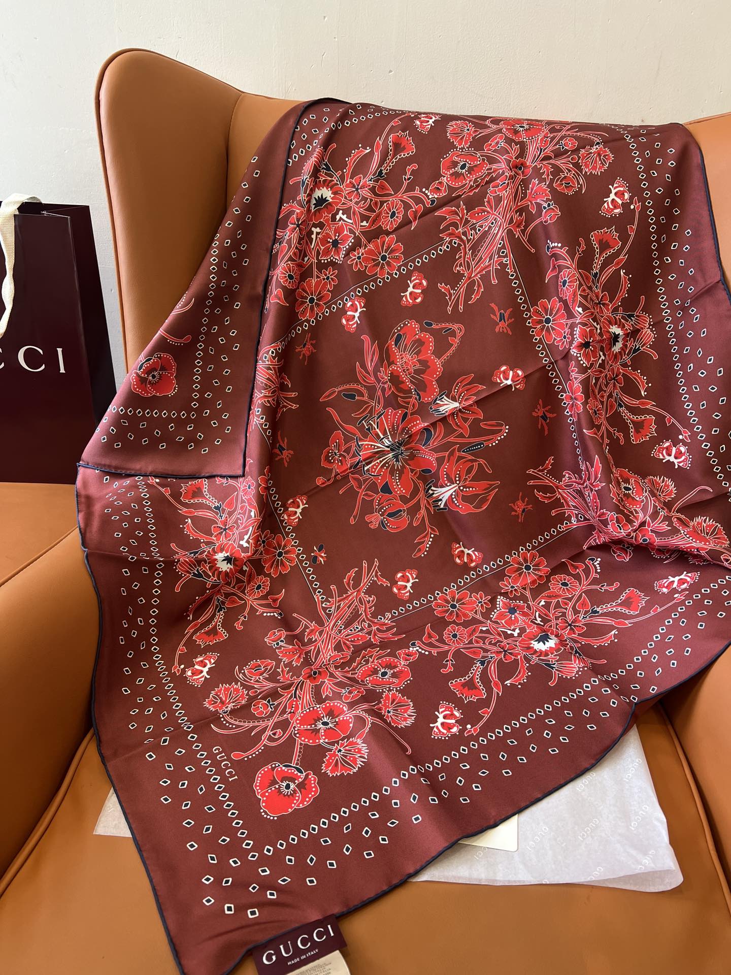 GUCCI 26S SCARF 90 IN SILK 816293