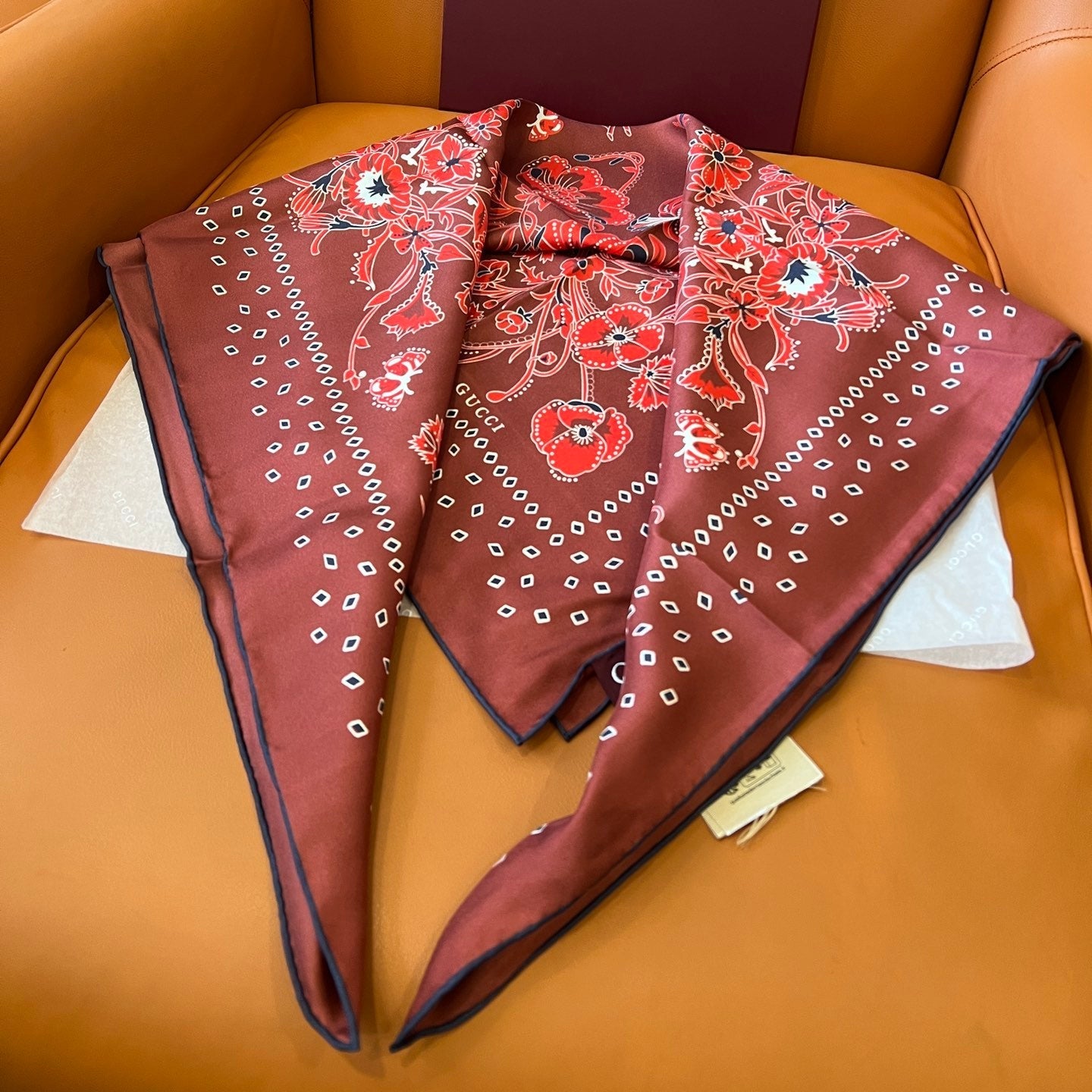 GUCCI 26S SCARF 90 IN SILK 816293