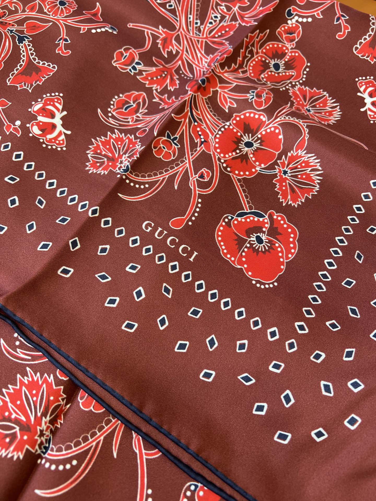 GUCCI 26S SCARF 90 IN SILK 816293
