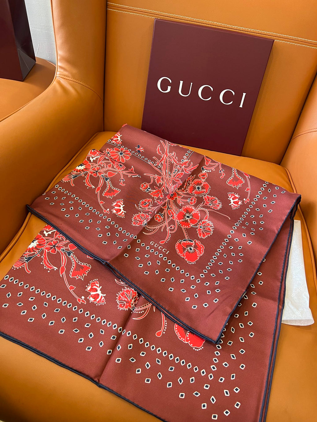 GUCCI 26S SCARF 90 IN SILK 816293
