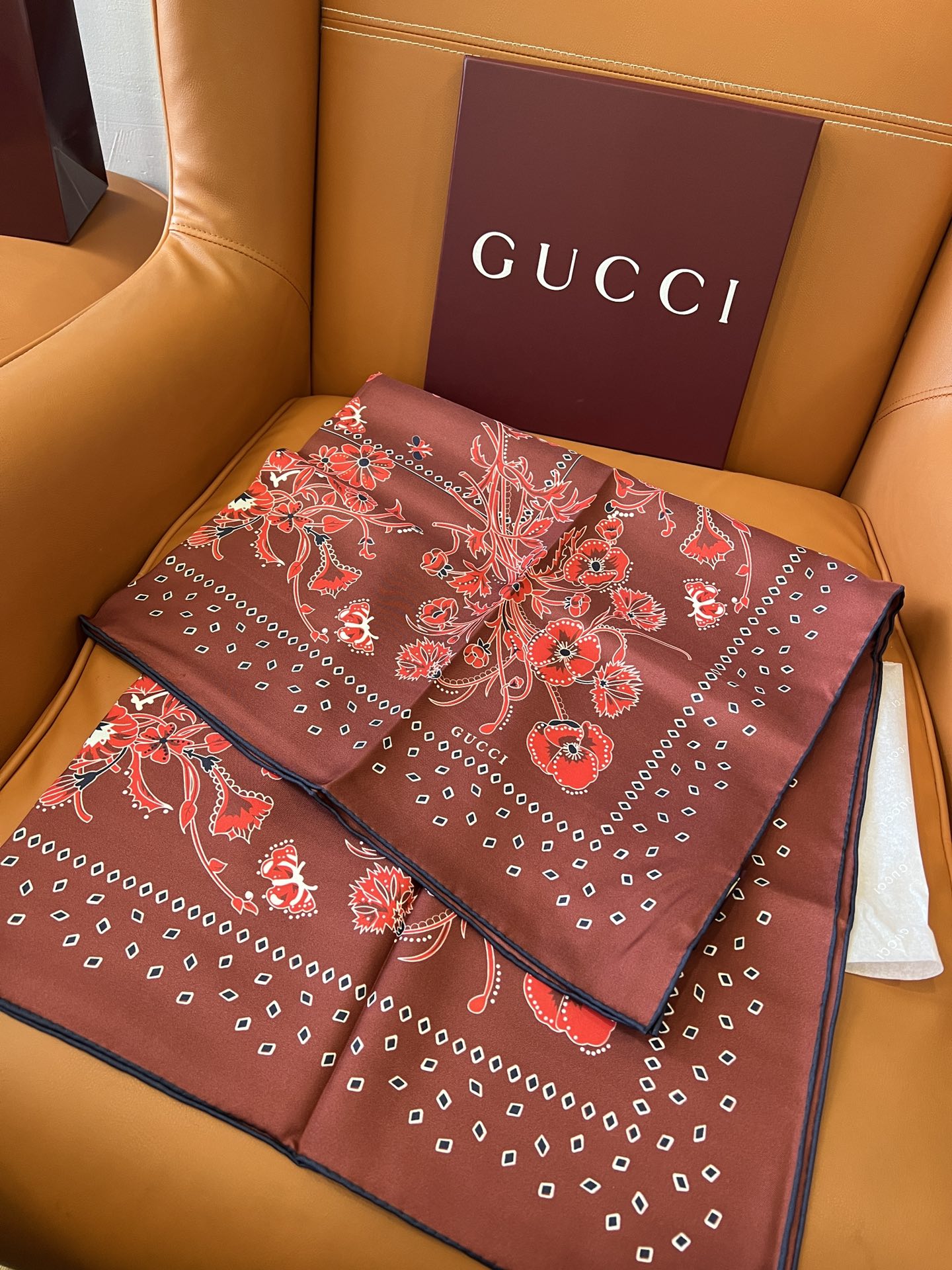 GUCCI 26S SCARF 90 IN SILK 816293