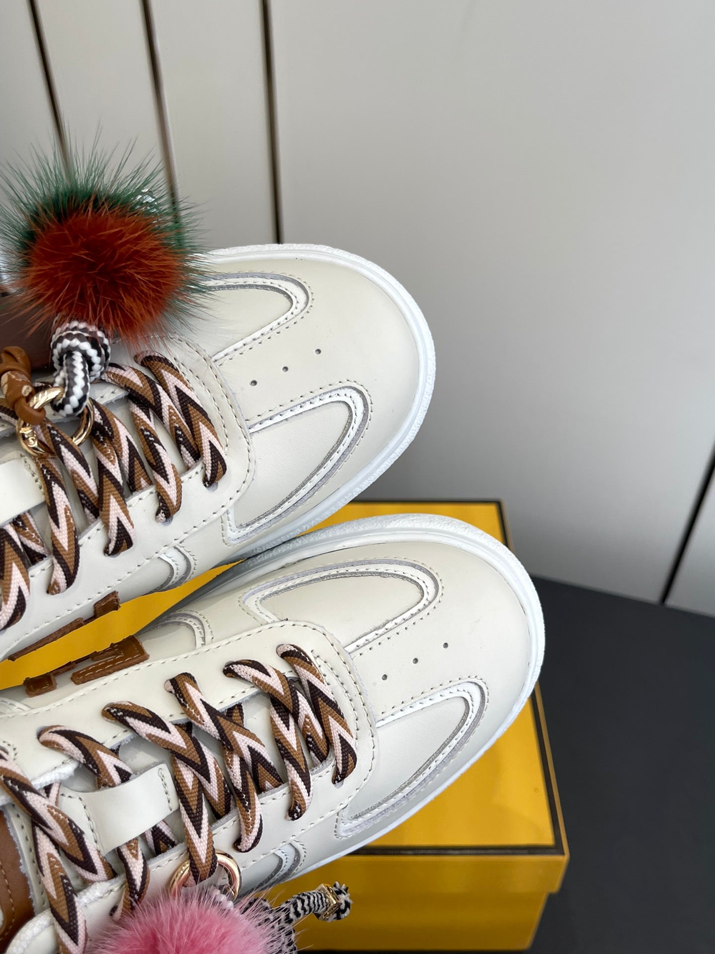 FENDI 25S SNEAKERS 50 MM IN CREAM WHITE SYNTHETIC LEATHER WITH CHARM