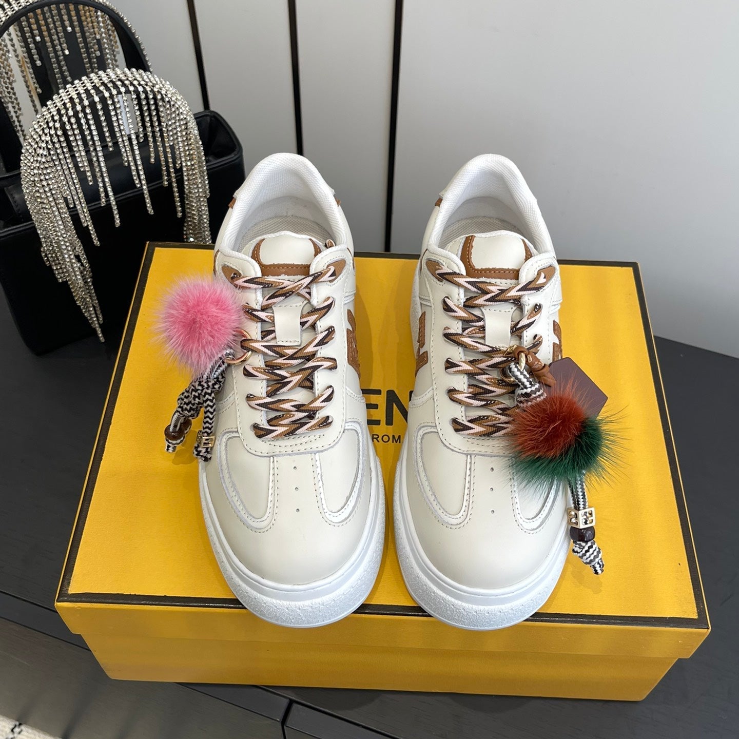FENDI 25S SNEAKERS 50 MM IN CREAM WHITE SYNTHETIC LEATHER WITH CHARM