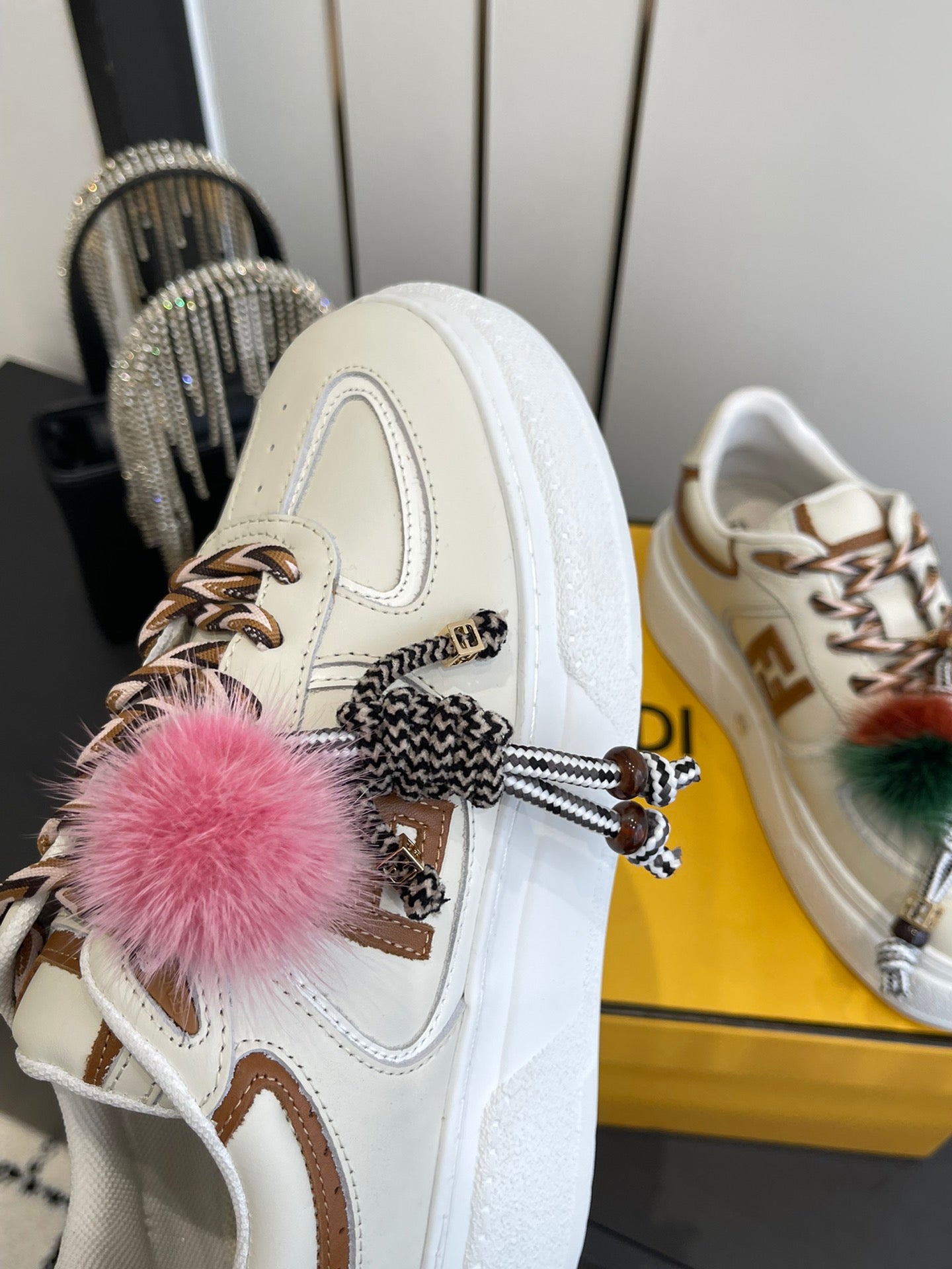 FENDI 25S SNEAKERS 50 MM IN CREAM WHITE SYNTHETIC LEATHER WITH CHARM
