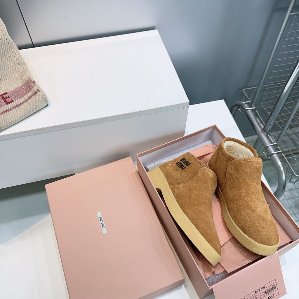 MIUMIU 25S SLIP-ON BOOTIES IN LIGHT BROWN SUEDE AND SHEARLING