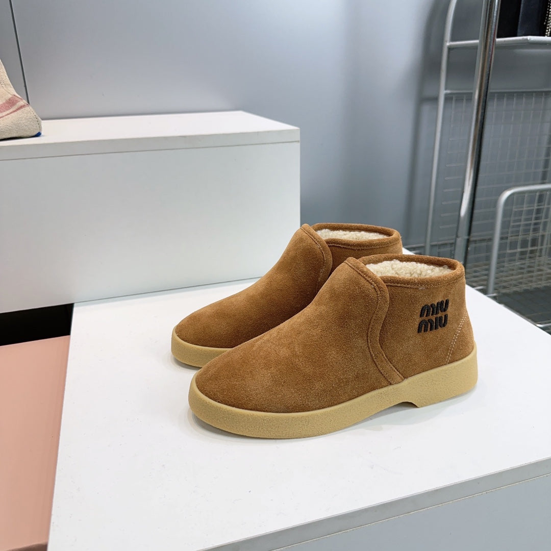 MIUMIU 25S SLIP-ON BOOTIES IN LIGHT BROWN SUEDE AND SHEARLING