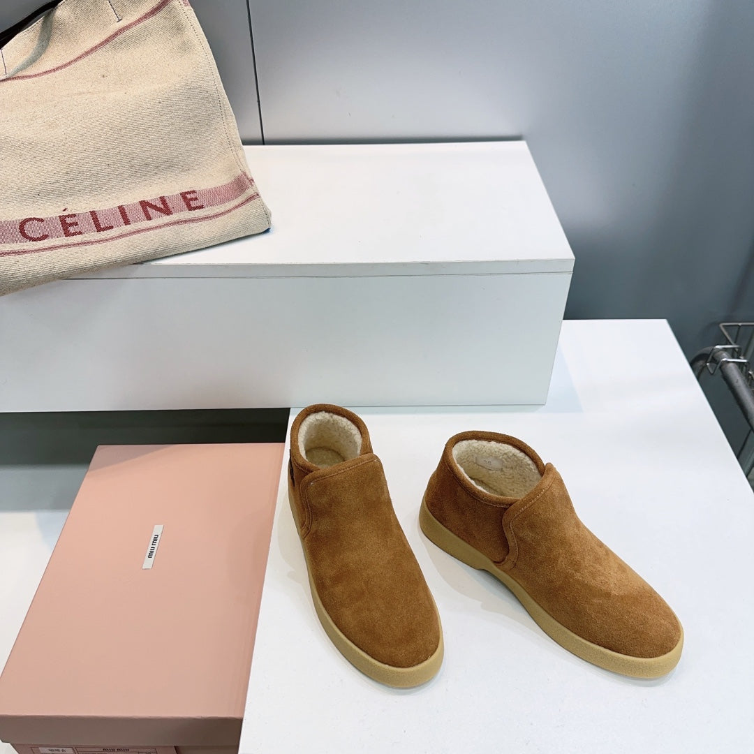 MIUMIU 25S SLIP-ON BOOTIES IN LIGHT BROWN SUEDE AND SHEARLING