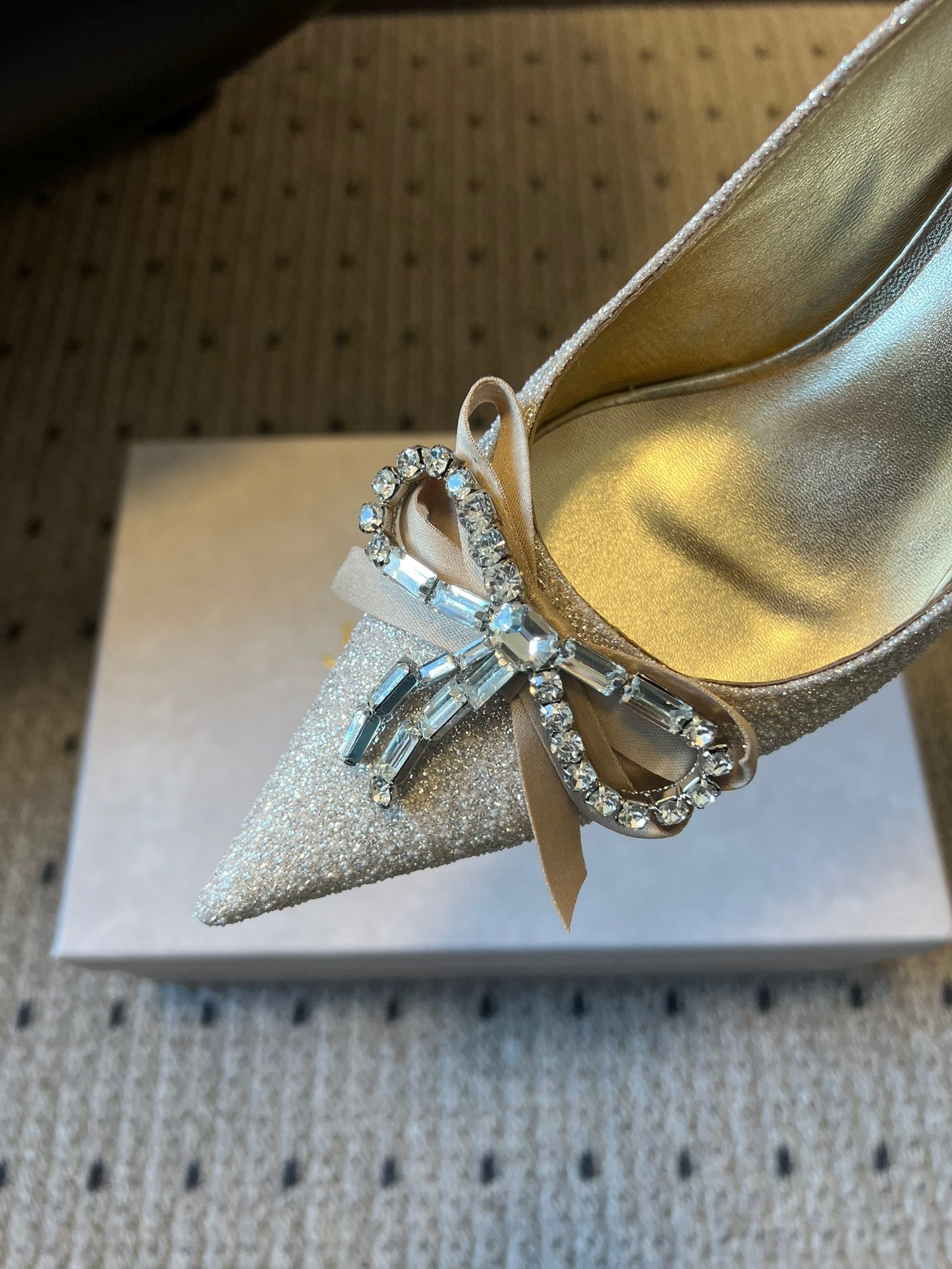 JIMMY CHOO 26S HIGH HEELS 70 MM IN PLATINUM ICE GLITTER FABRIC WITH BOW