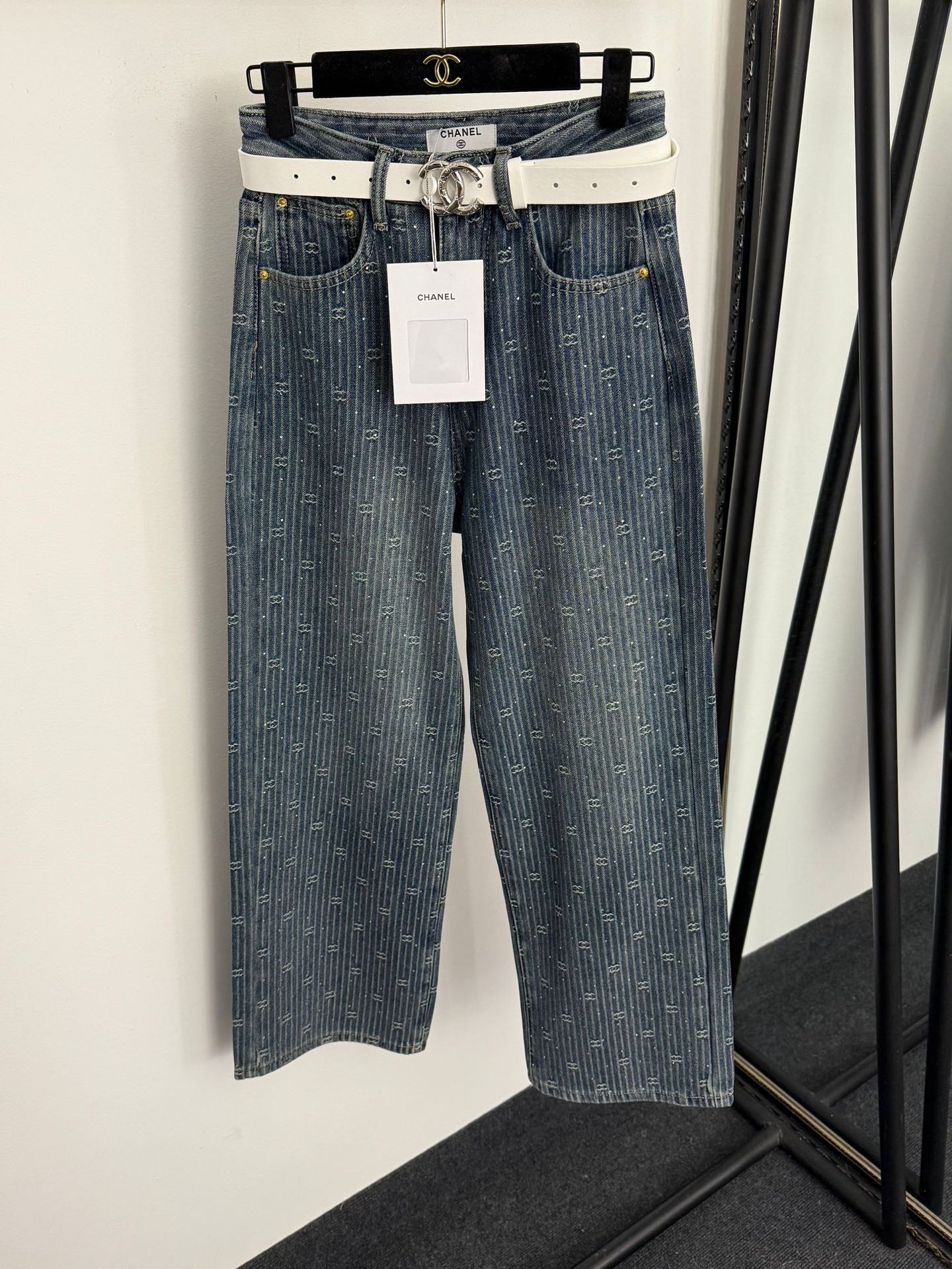 CHANEL 25S HIGH-WAISTED FLEECE-LINED JEANS 563
