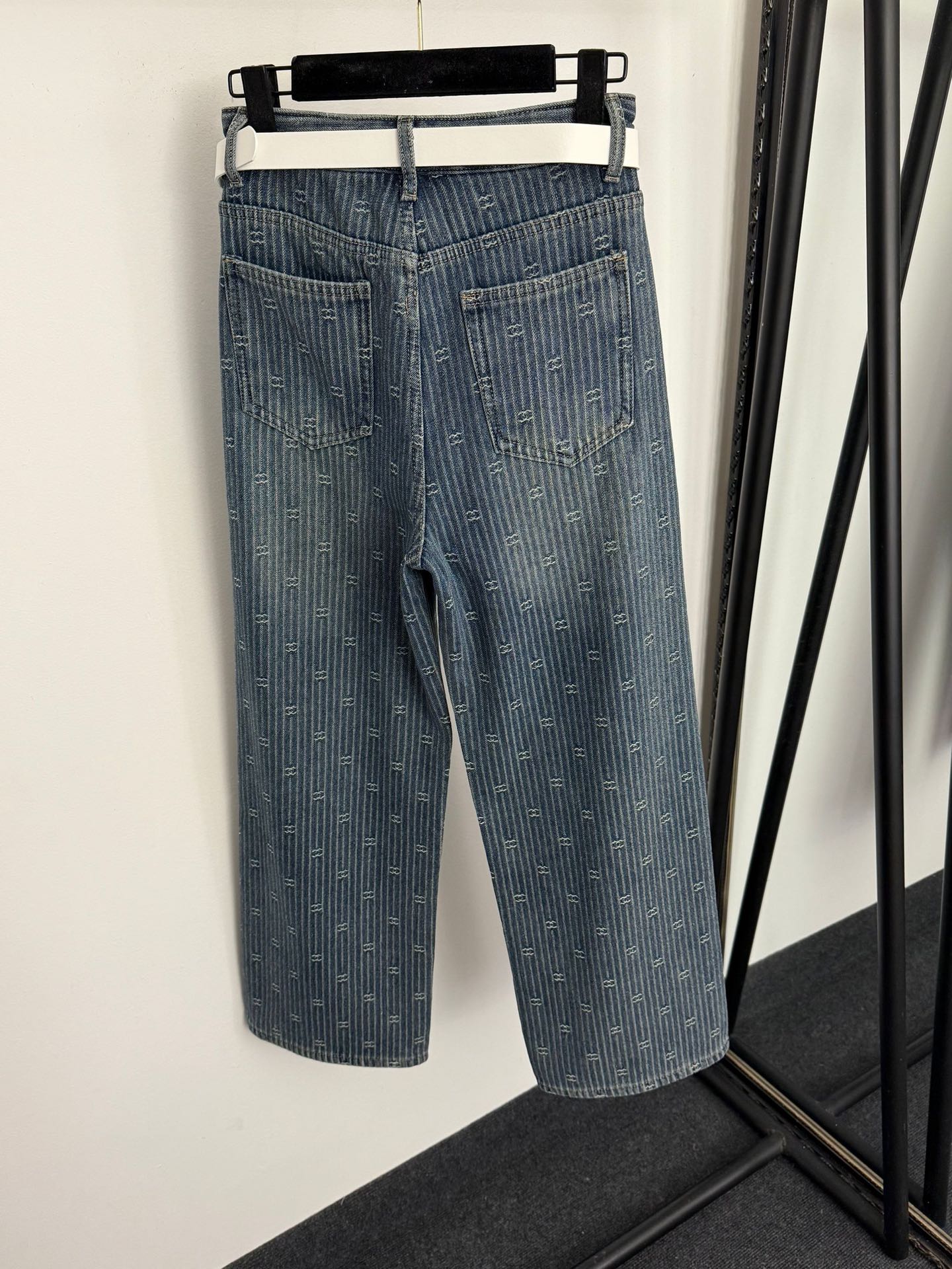 CHANEL 25S HIGH-WAISTED FLEECE-LINED JEANS 563