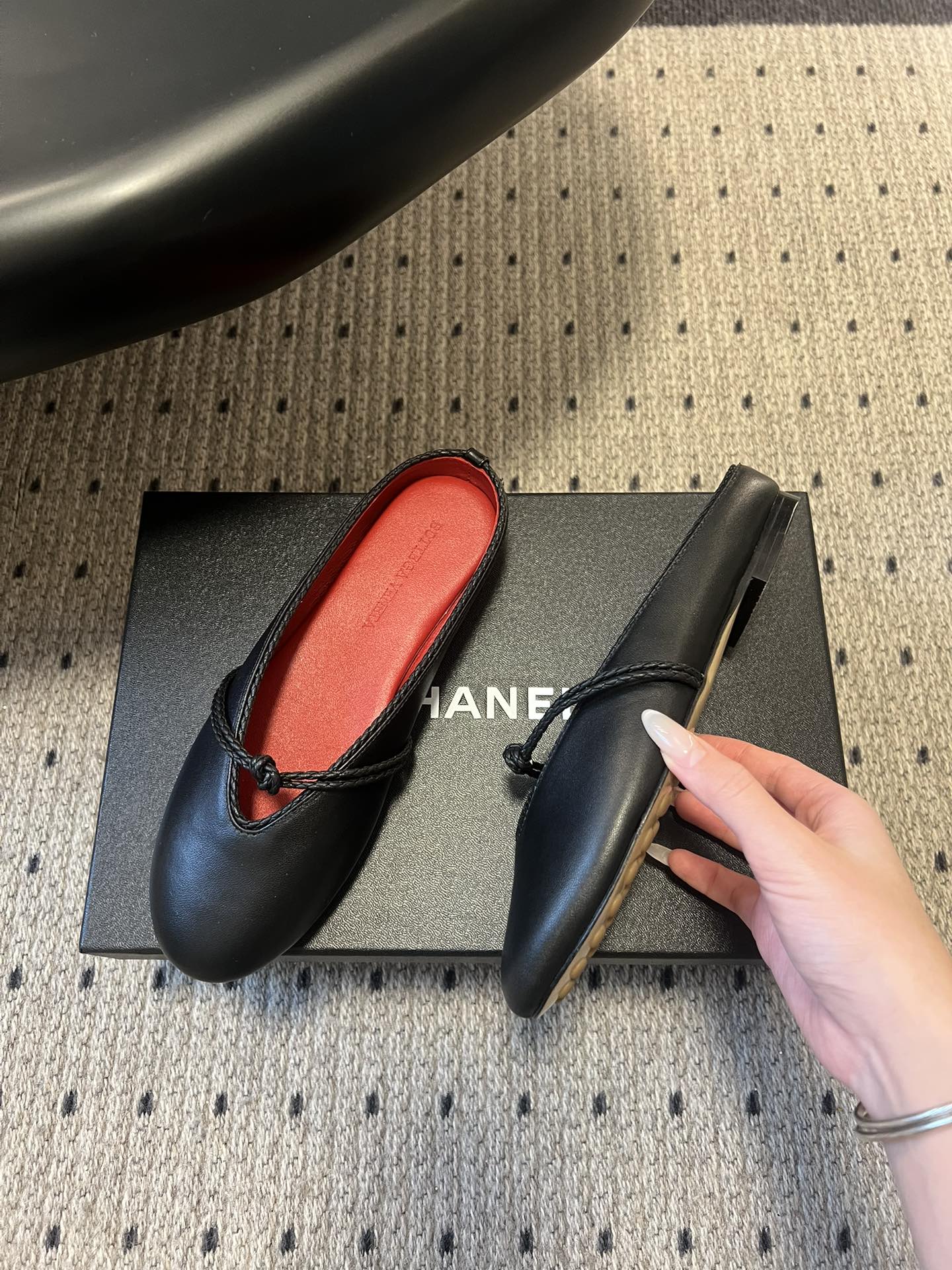 BOTTEGA VENETA 26S FLAT MULES IN BLACK LAMBSKIN