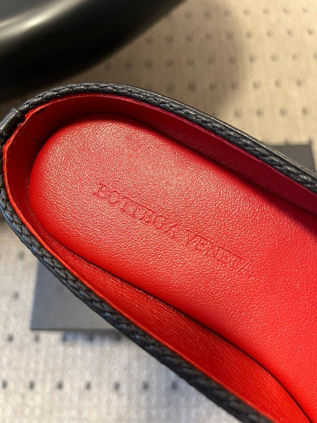 BOTTEGA VENETA 26S FLAT MULES IN BLACK LAMBSKIN