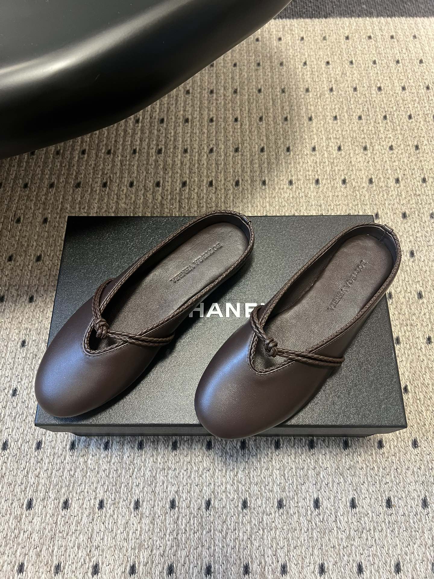 BOTTEGA VENETA 26S FLAT MULES IN DARK BROWN LAMBSKIN