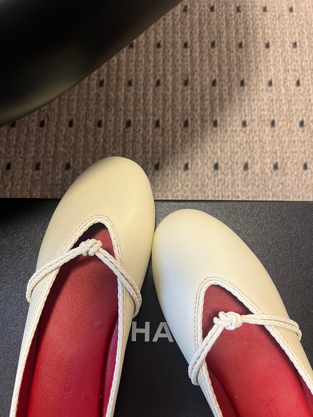 BOTTEGA VENETA 26S FLAT MULES IN CREAM WHITE LAMBSKIN