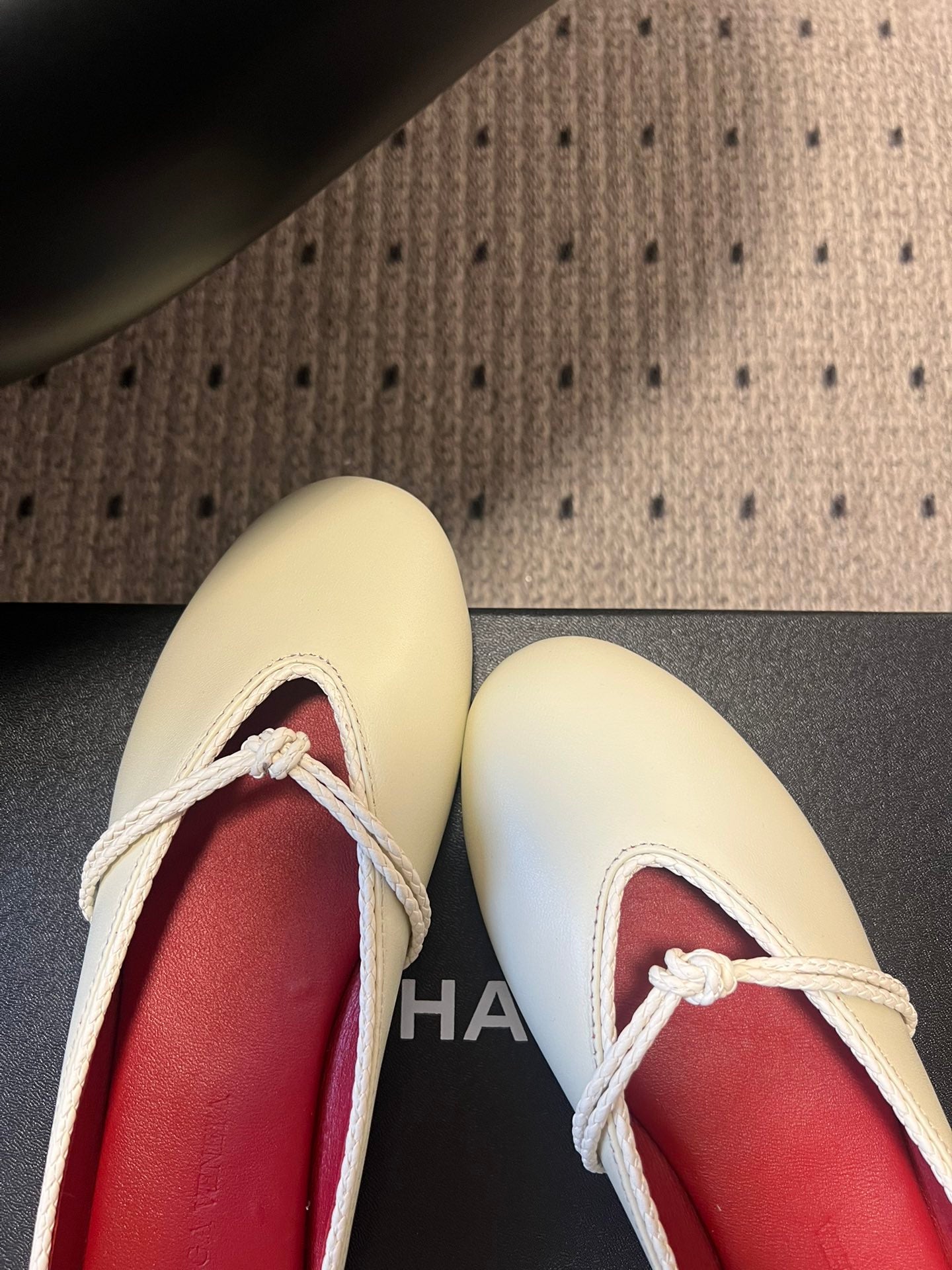 BOTTEGA VENETA 26S FLAT MULES IN CREAM WHITE LAMBSKIN