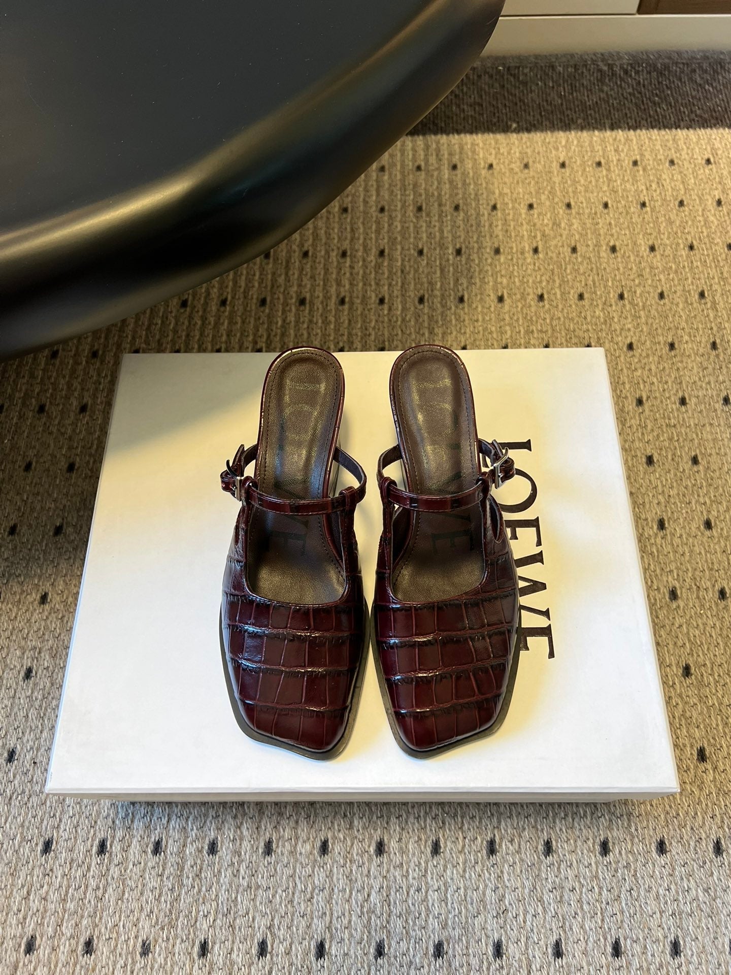 LOEWE 26S ONDA MULE 45MM IN WINE RED EMBOSSED CROCODILE CALFSKIN