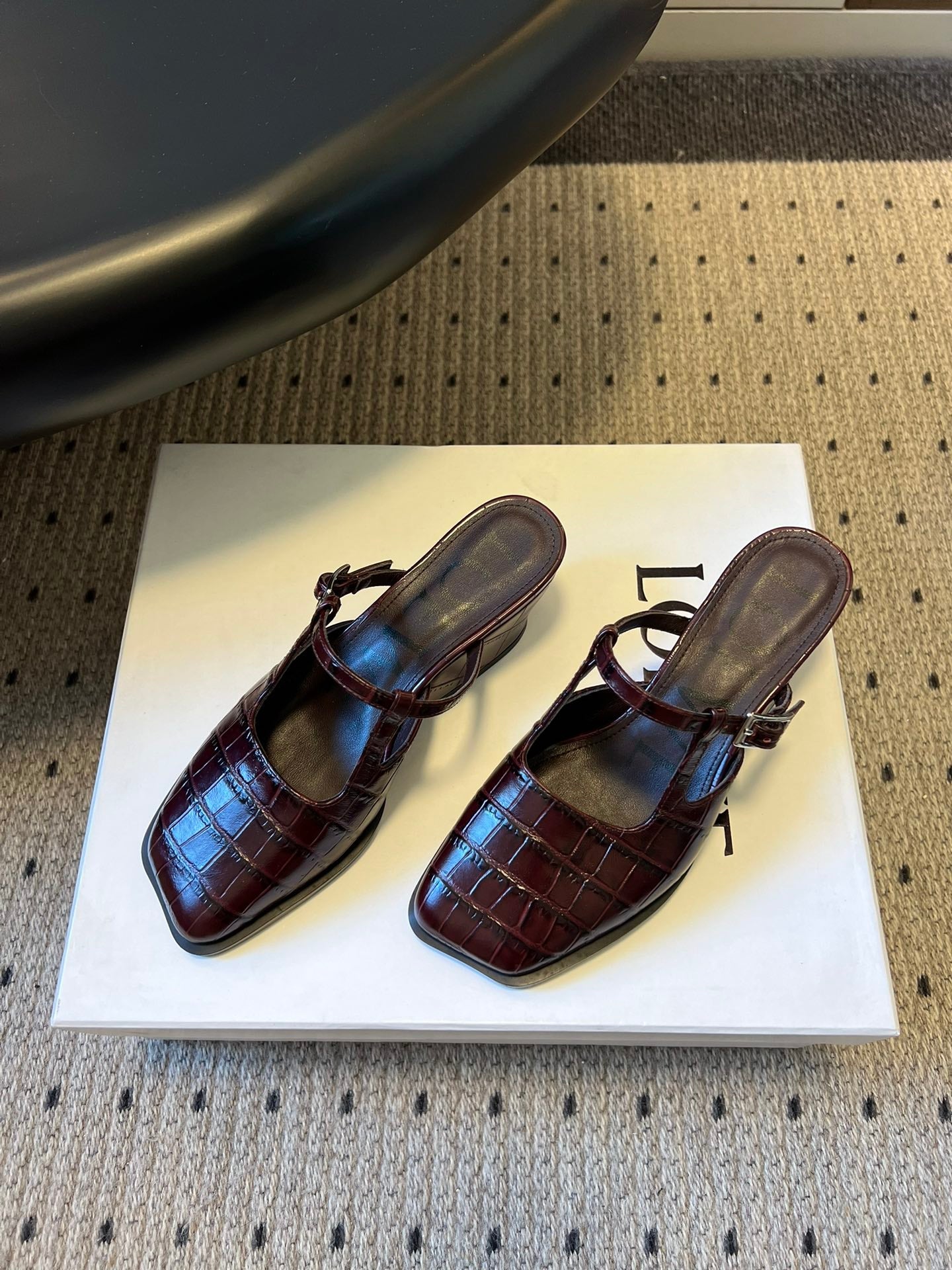 LOEWE 26S ONDA MULE 45MM IN WINE RED EMBOSSED CROCODILE CALFSKIN