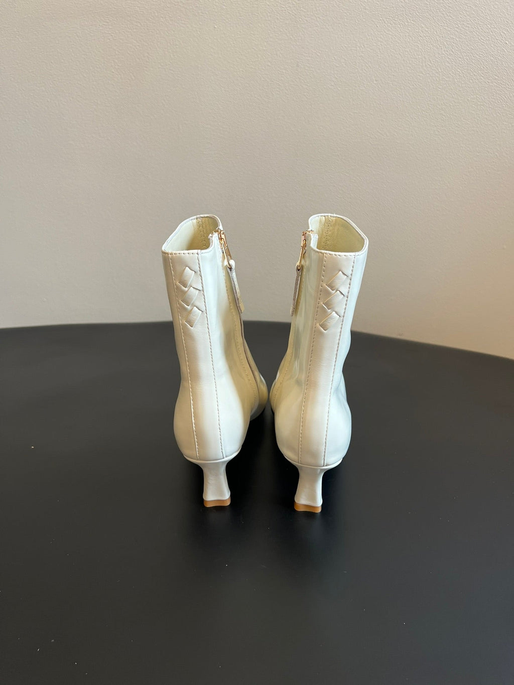 BOTTEGA VENETA 26S POINTED-TOE BOOTS 50 MM IN CREAM WHITE CALFSKIN