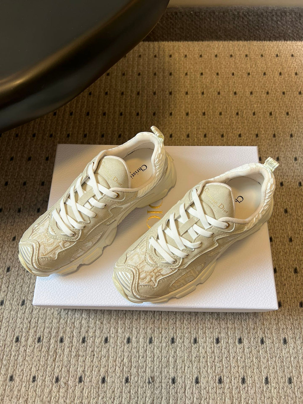DIOR 26S VIBE SNEAKER 55MM IN GOLD DIOR OBLIQUE LUSENTI EMBROIDERED COTTON AND BEIGE SUEDE