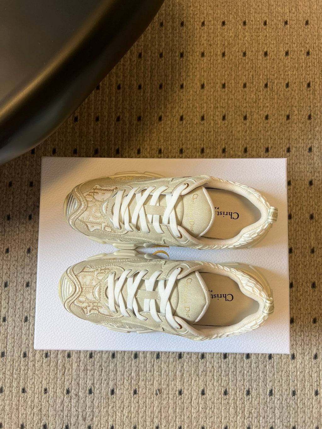 DIOR 26S VIBE SNEAKER 55MM IN GOLD DIOR OBLIQUE LUSENTI EMBROIDERED COTTON AND BEIGE SUEDE