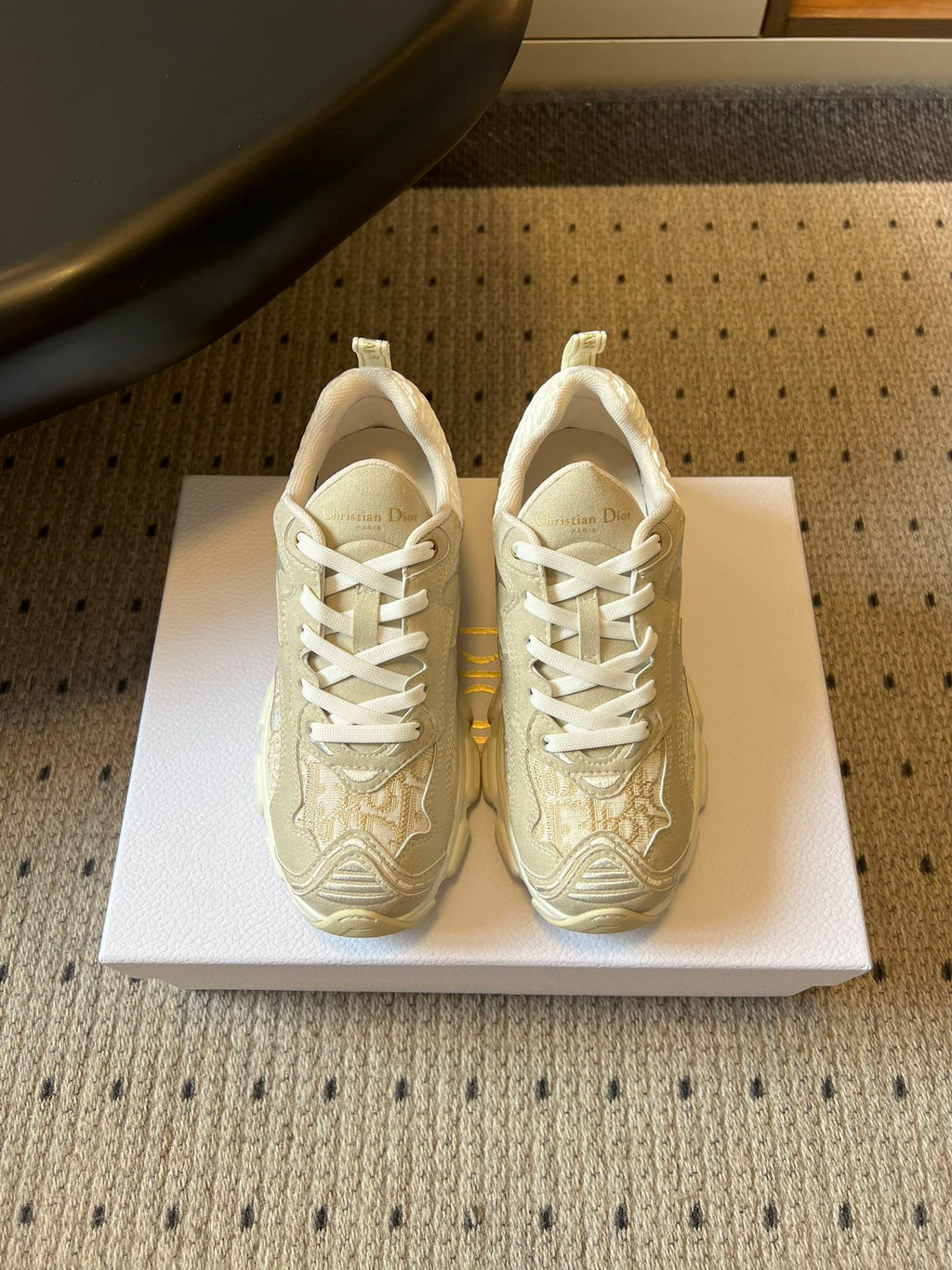 DIOR 26S VIBE SNEAKER 55MM IN GOLD DIOR OBLIQUE LUSENTI EMBROIDERED COTTON AND BEIGE SUEDE