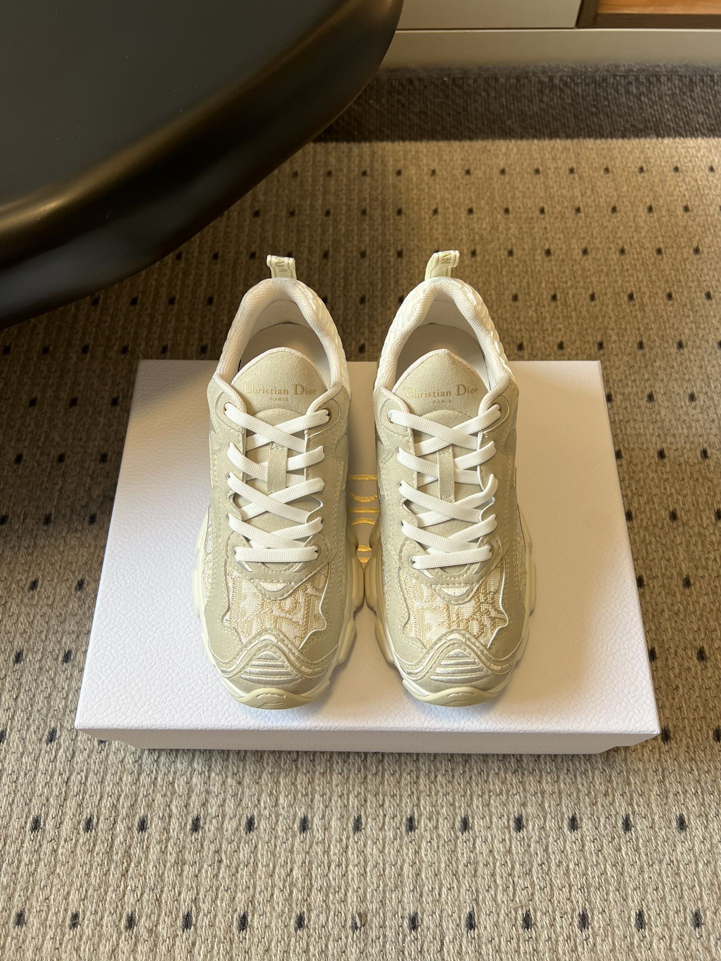 DIOR 26S VIBE SNEAKER 55MM IN GOLD DIOR OBLIQUE LUSENTI EMBROIDERED COTTON AND BEIGE SUEDE
