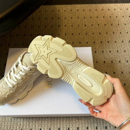 DIOR 26S VIBE SNEAKER 55MM IN GOLD DIOR OBLIQUE LUSENTI EMBROIDERED COTTON AND BEIGE SUEDE