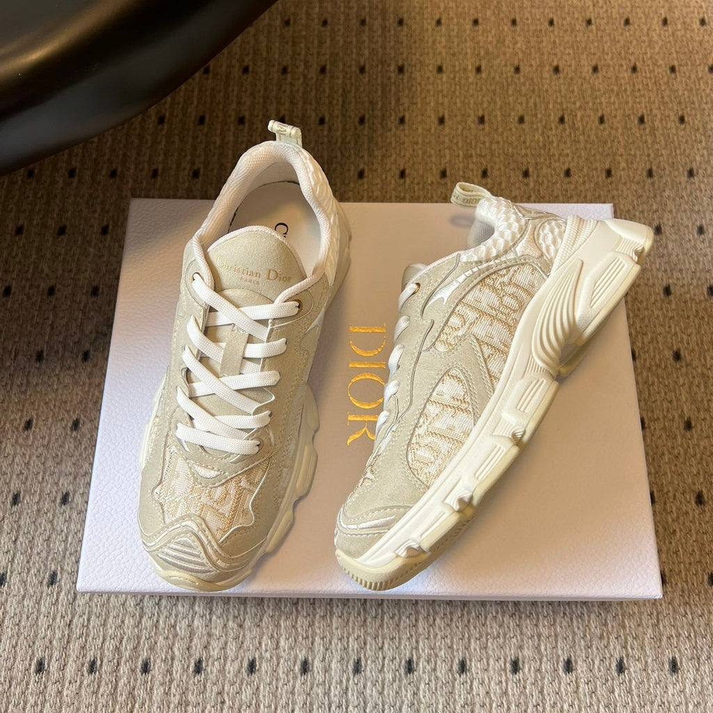 DIOR 26S VIBE SNEAKER 55MM IN GOLD DIOR OBLIQUE LUSENTI EMBROIDERED COTTON AND BEIGE SUEDE