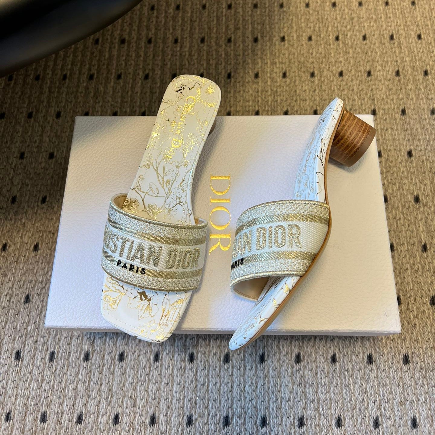 DIOR 26S DWAY HEELED SLIDE 40MM IN WHITE AND GOLD EMBROIDERED COTTON