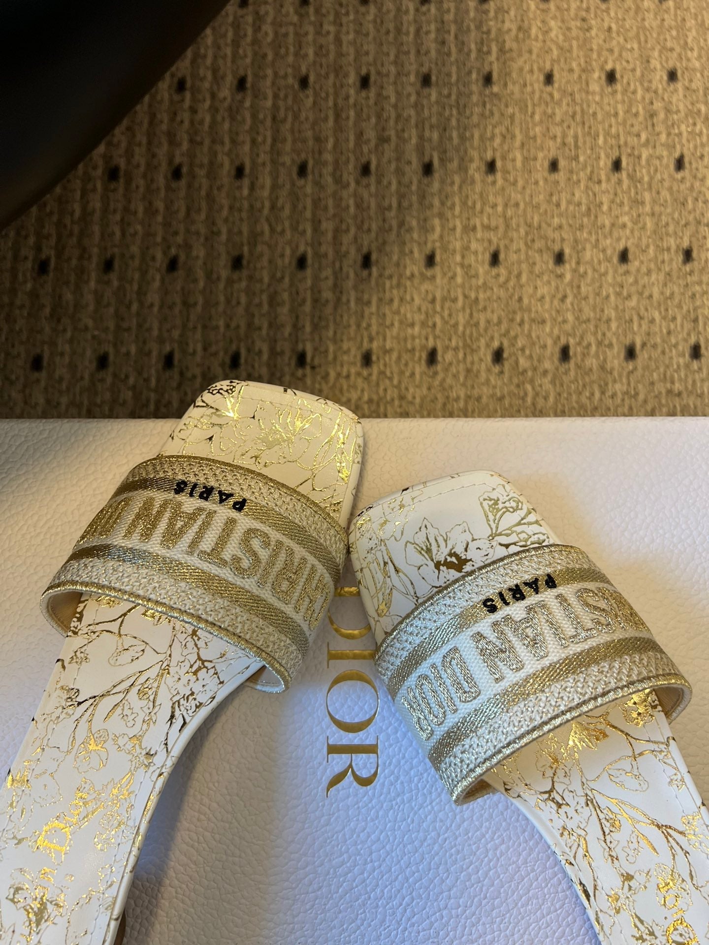 DIOR 26S DWAY HEELED SLIDE 40MM IN WHITE AND GOLD EMBROIDERED COTTON
