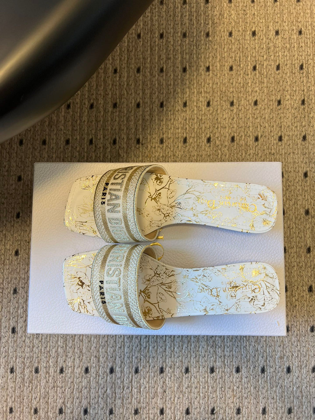 DIOR 26S DWAY HEELED SLIDE 40MM IN WHITE AND GOLD EMBROIDERED COTTON