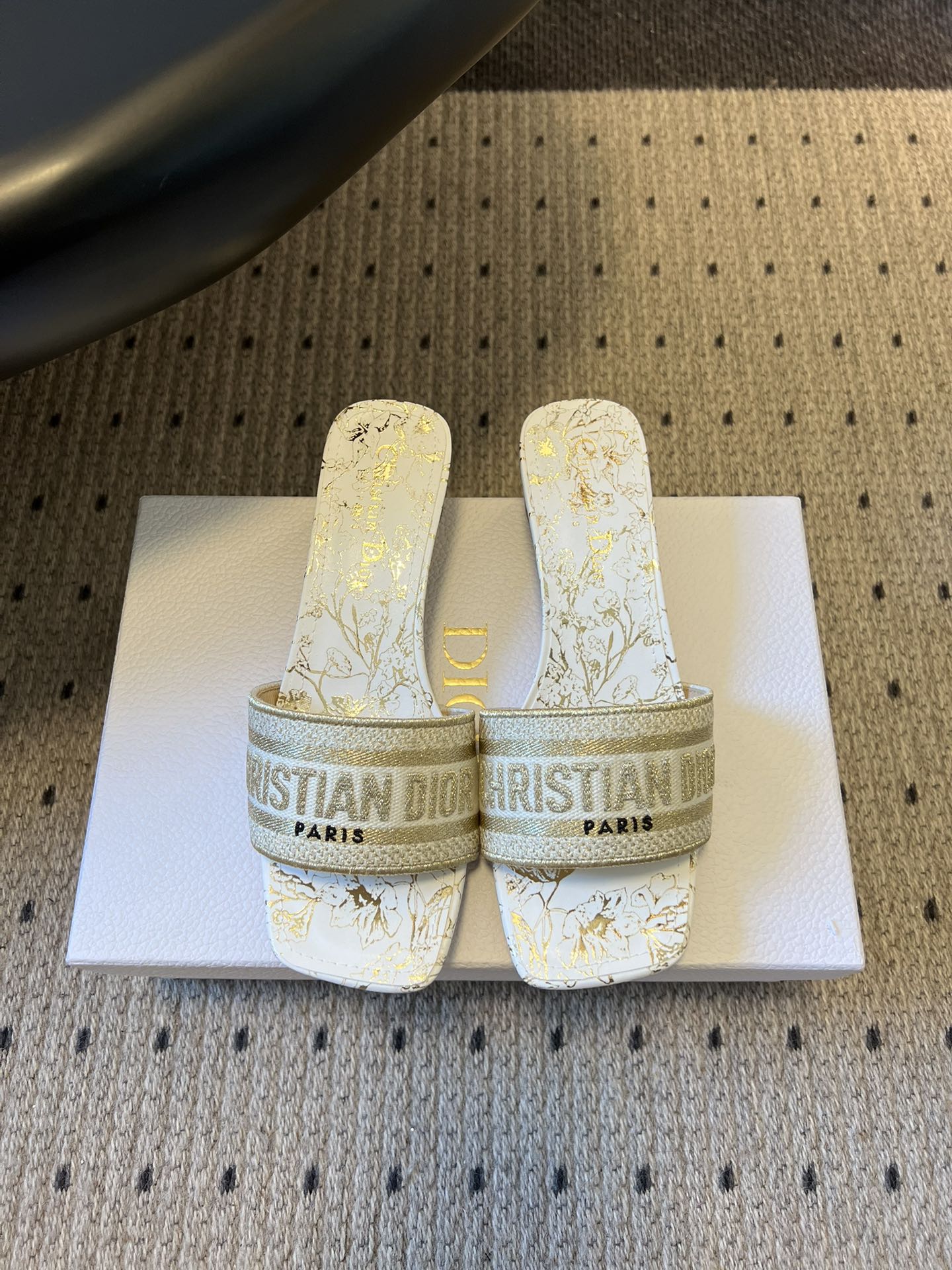 DIOR 26S DWAY HEELED SLIDE 40MM IN WHITE AND GOLD EMBROIDERED COTTON