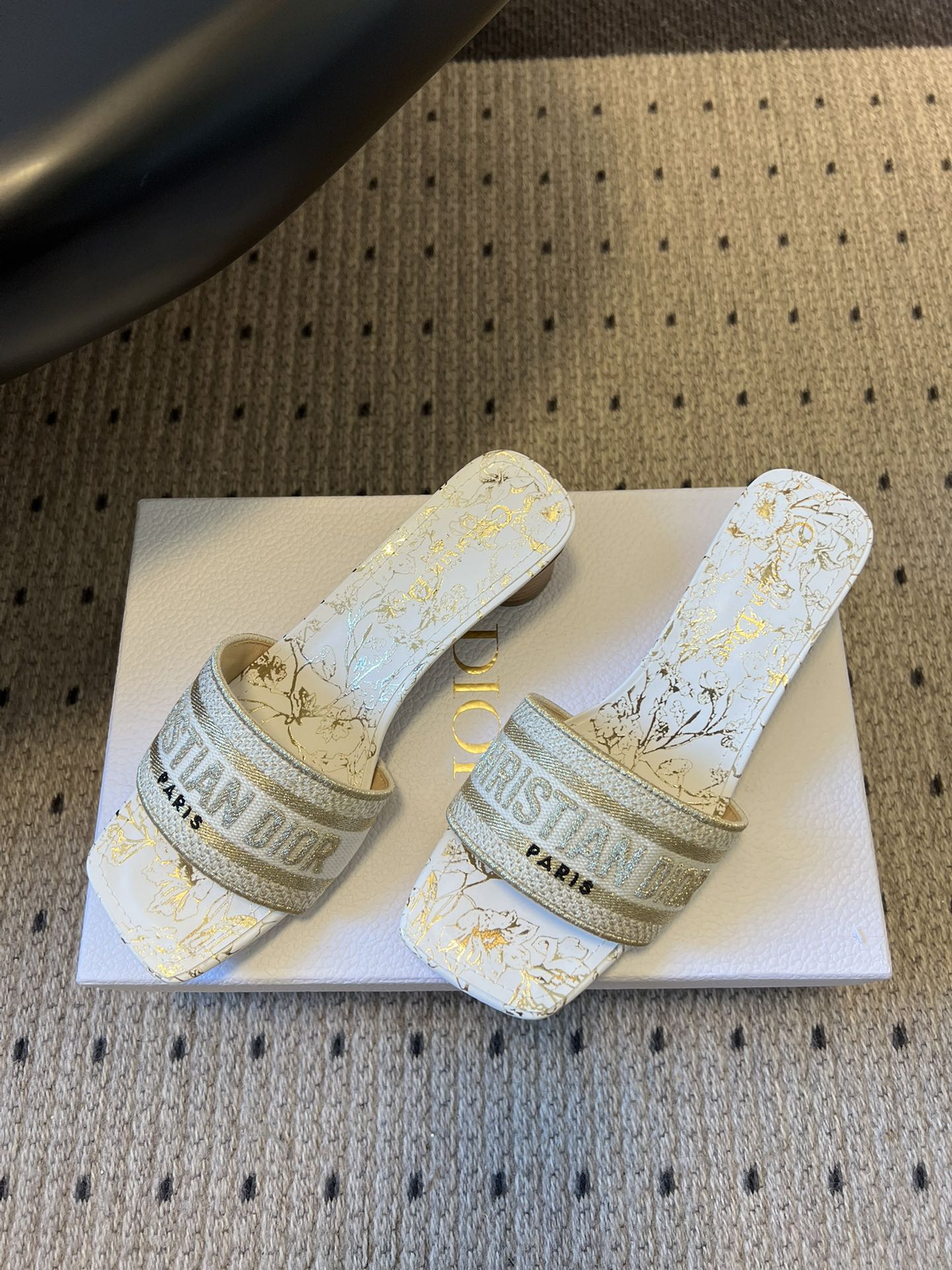DIOR 26S DWAY HEELED SLIDE 40MM IN WHITE AND GOLD EMBROIDERED COTTON