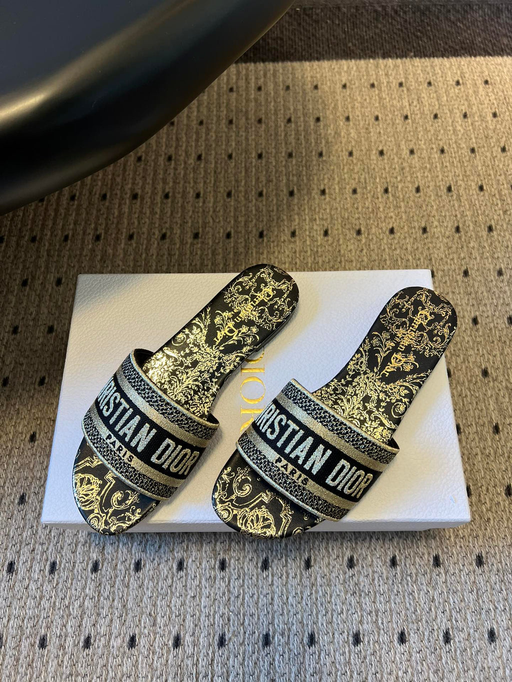 DIOR 26S DWAY SLIDE COTTON EMBROIDERED IN BLACK AND GOLD FLORAL MOTIF