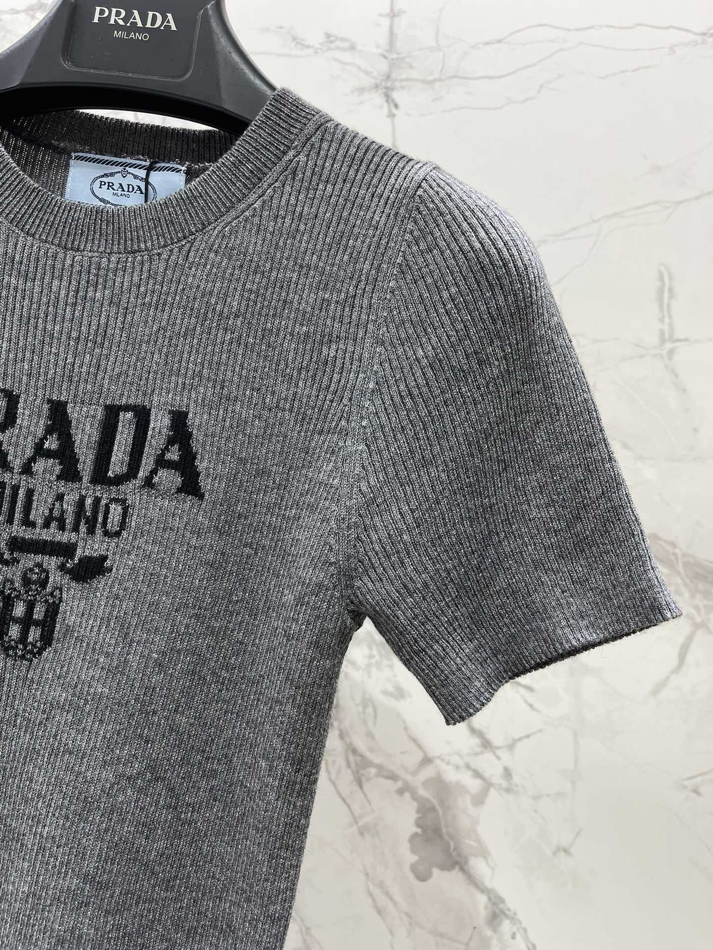PRADA 26S SHORT-SLEEVE T-SHIRT 690