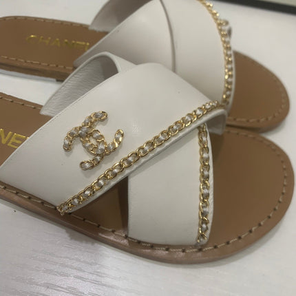 CHANEL 26S SANDALS IN WHITE CALFSKIN WITH DOUBLE C CHAIN DETAIL