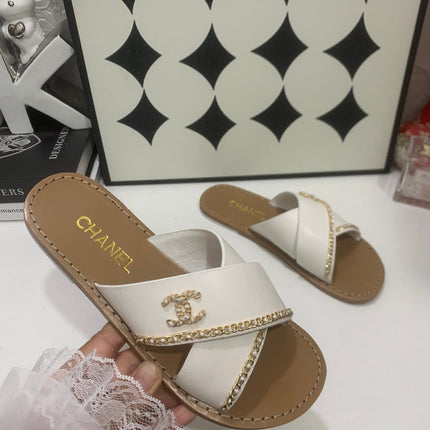 CHANEL 26S SANDALS IN WHITE CALFSKIN WITH DOUBLE C CHAIN DETAIL