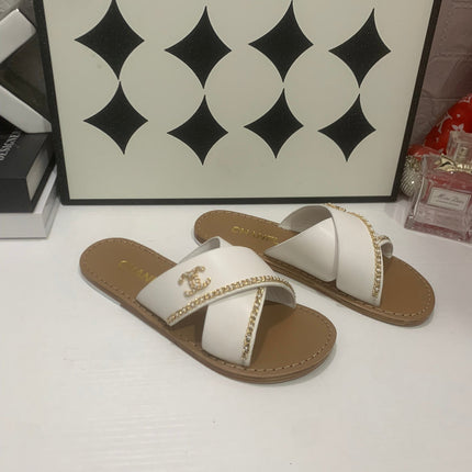 CHANEL 26S SANDALS IN WHITE CALFSKIN WITH DOUBLE C CHAIN DETAIL