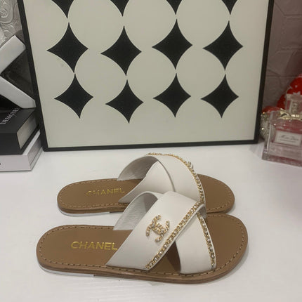 CHANEL 26S SANDALS IN WHITE CALFSKIN WITH DOUBLE C CHAIN DETAIL