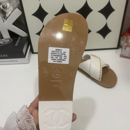 CHANEL 26S SANDALS IN WHITE CALFSKIN WITH DOUBLE C CHAIN DETAIL