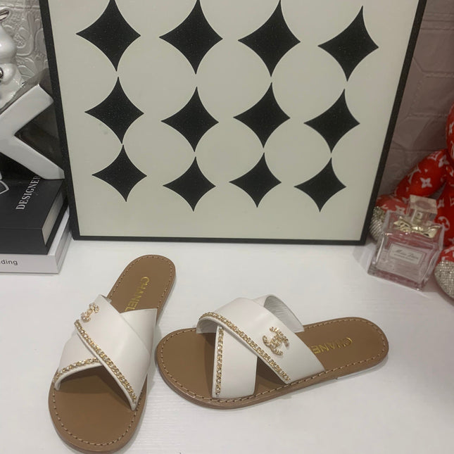 CHANEL 26S SANDALS IN WHITE CALFSKIN WITH DOUBLE C CHAIN DETAIL