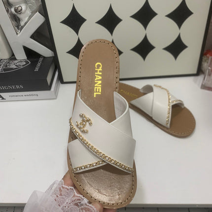 CHANEL 26S SANDALS IN WHITE CALFSKIN WITH DOUBLE C CHAIN DETAIL