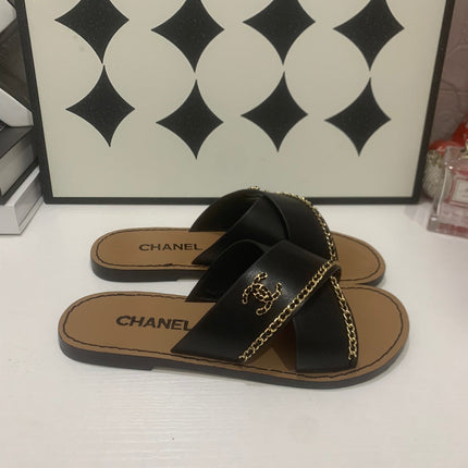CHANEL 26S SANDALS IN BLACK CALFSKIN WITH DOUBLE C CHAIN DETAIL
