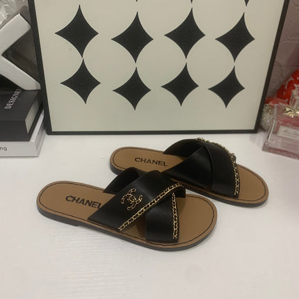 CHANEL 26S SANDALS IN BLACK CALFSKIN WITH DOUBLE C CHAIN DETAIL