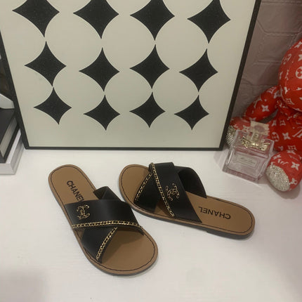 CHANEL 26S SANDALS IN BLACK CALFSKIN WITH DOUBLE C CHAIN DETAIL