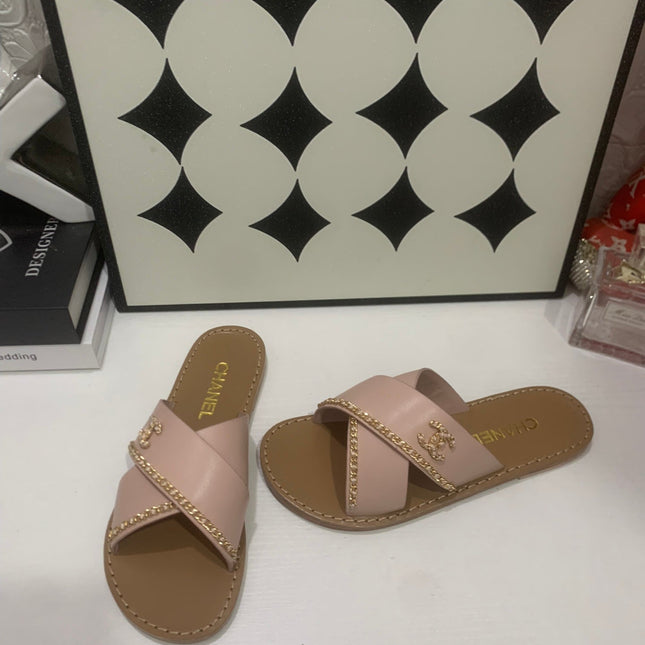 CHANEL 26S SANDALS IN TAUPE PINK CALFSKIN WITH DOUBLE C CHAIN DETAIL
