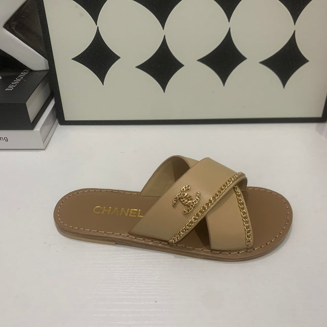 CHANEL 26S SANDALS IN BEIGE CALFSKIN WITH DOUBLE C CHAIN DETAIL