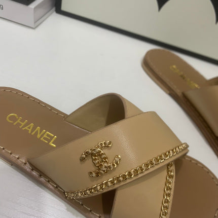 CHANEL 26S SANDALS IN BEIGE CALFSKIN WITH DOUBLE C CHAIN DETAIL